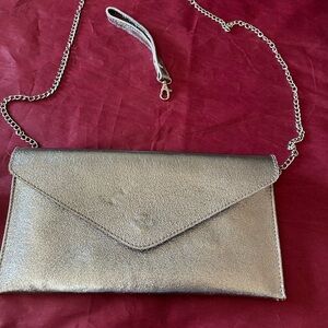 Purse
May use as Clutch or Cross Body